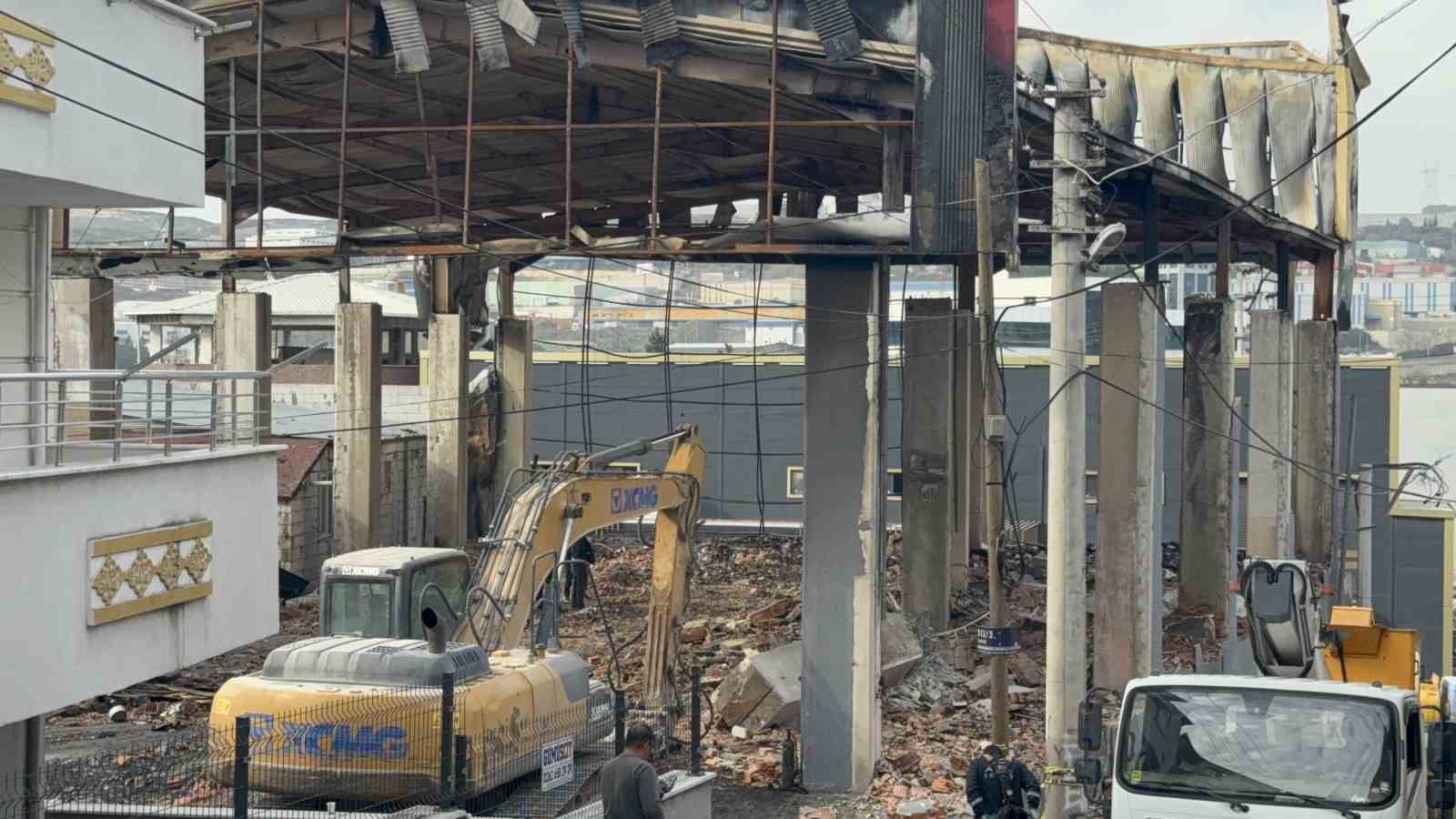 7 kisinin oldugu parfum dolum tesisi yikiliyor 2 H5MLOdgw