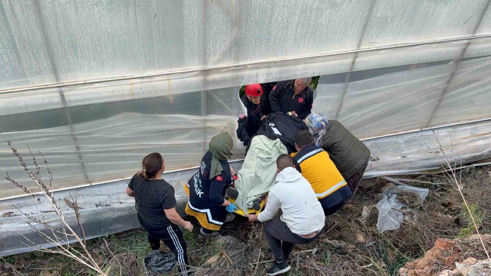 7 metrelik duvardan dusen ciftci yaralandi 8