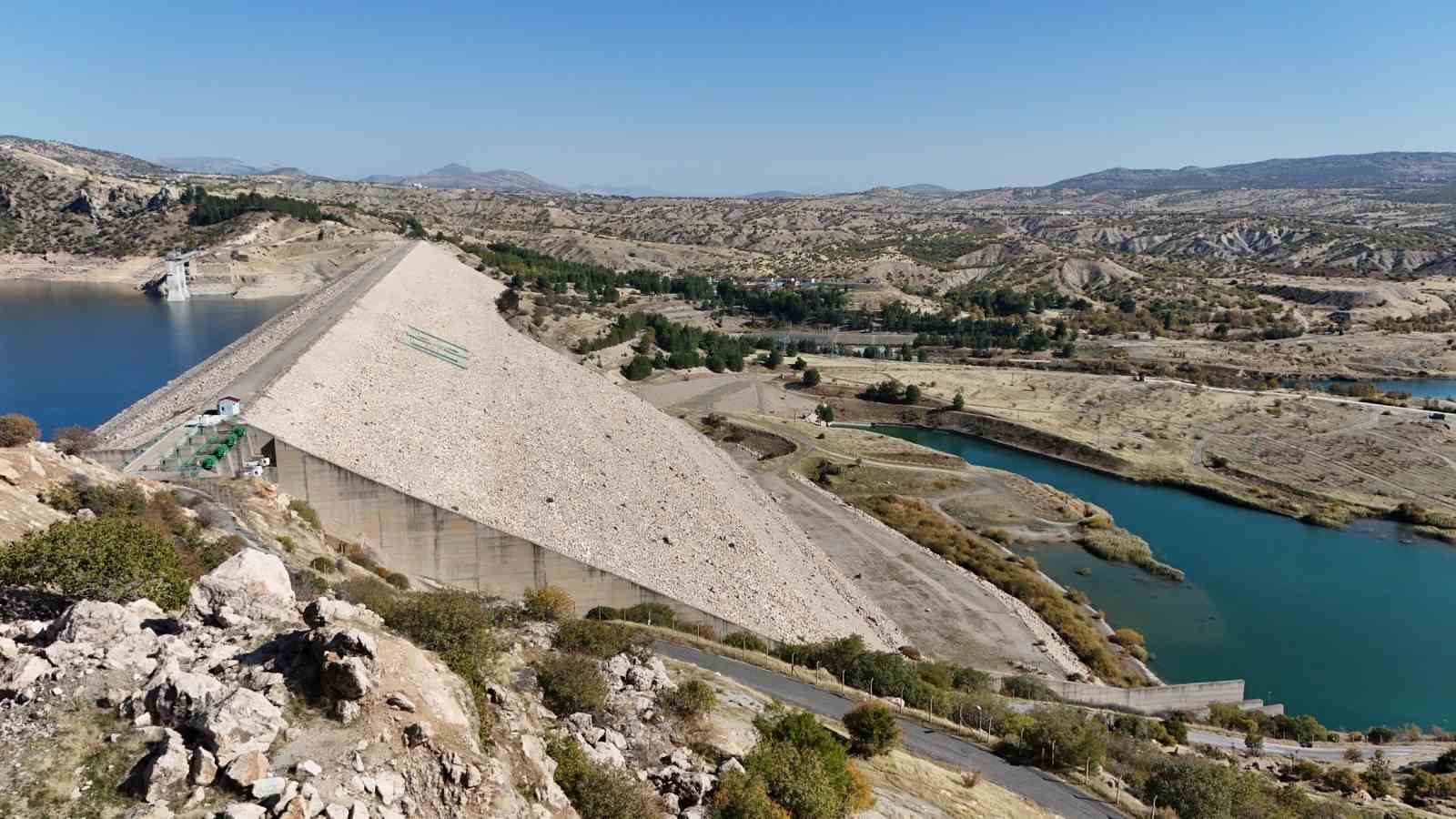 7 yil once baraj kapagi kirilmisti simdi kapaga ulasacak su yok 2 HqOVgfB4