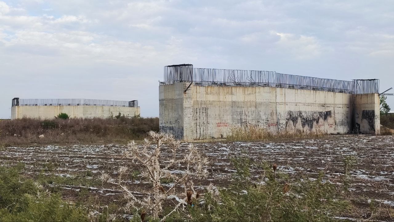 7 yildir bitmeyen yolun kopru ayaklari samanliga dondu 3 avrvfknm