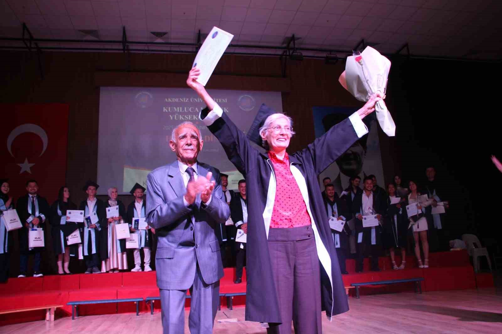 70 yasinda universite bitirdi mezuniyet belgesini profesor oglu verdi 1 BR6eGukW