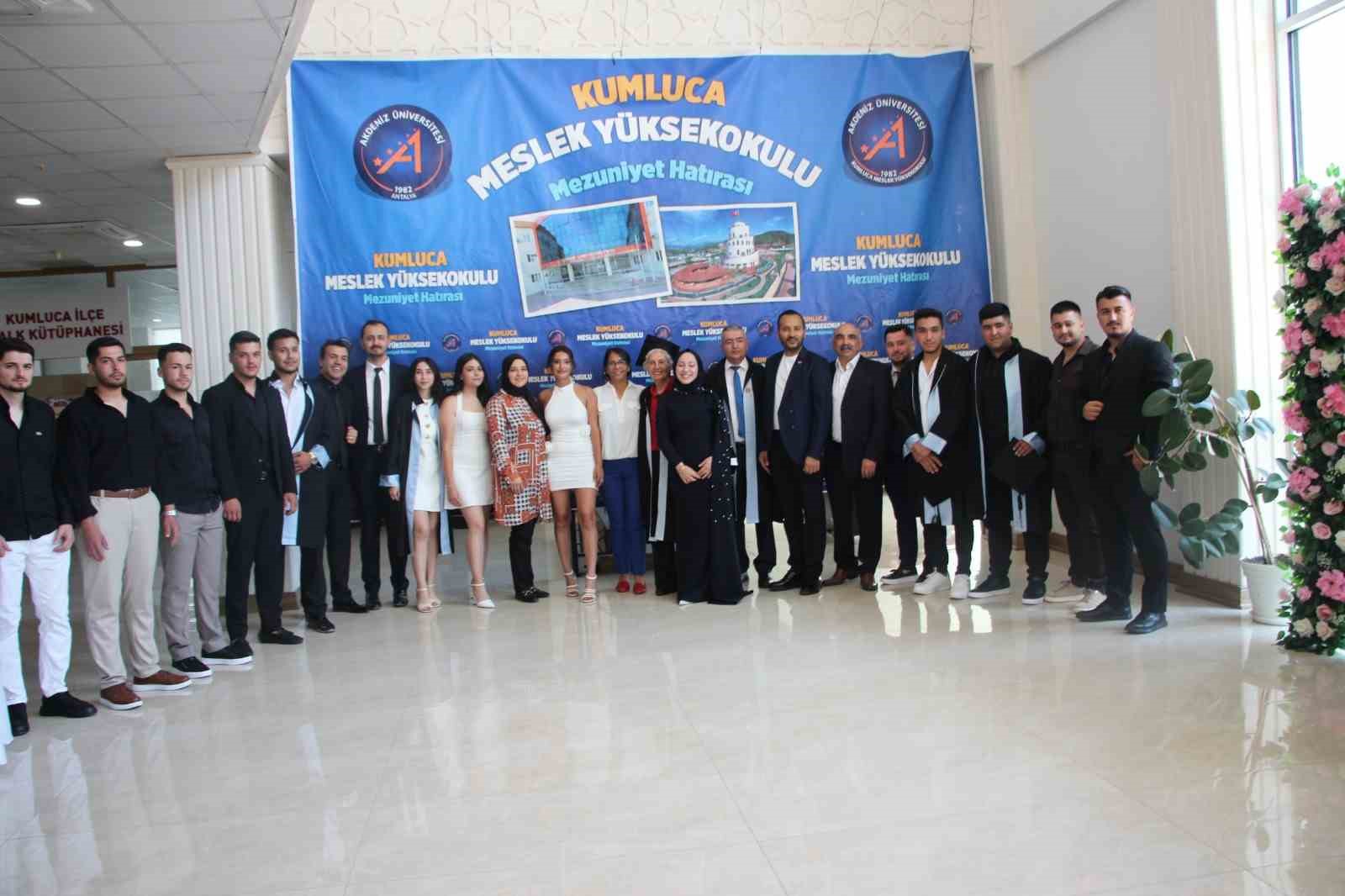 70 yasinda universite bitirdi mezuniyet belgesini profesor oglu verdi 2 6FNcpHXN
