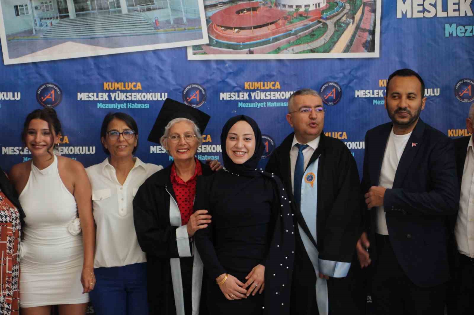 70 yasinda universite bitirdi mezuniyet belgesini profesor oglu verdi 3 Qm2OHvNP