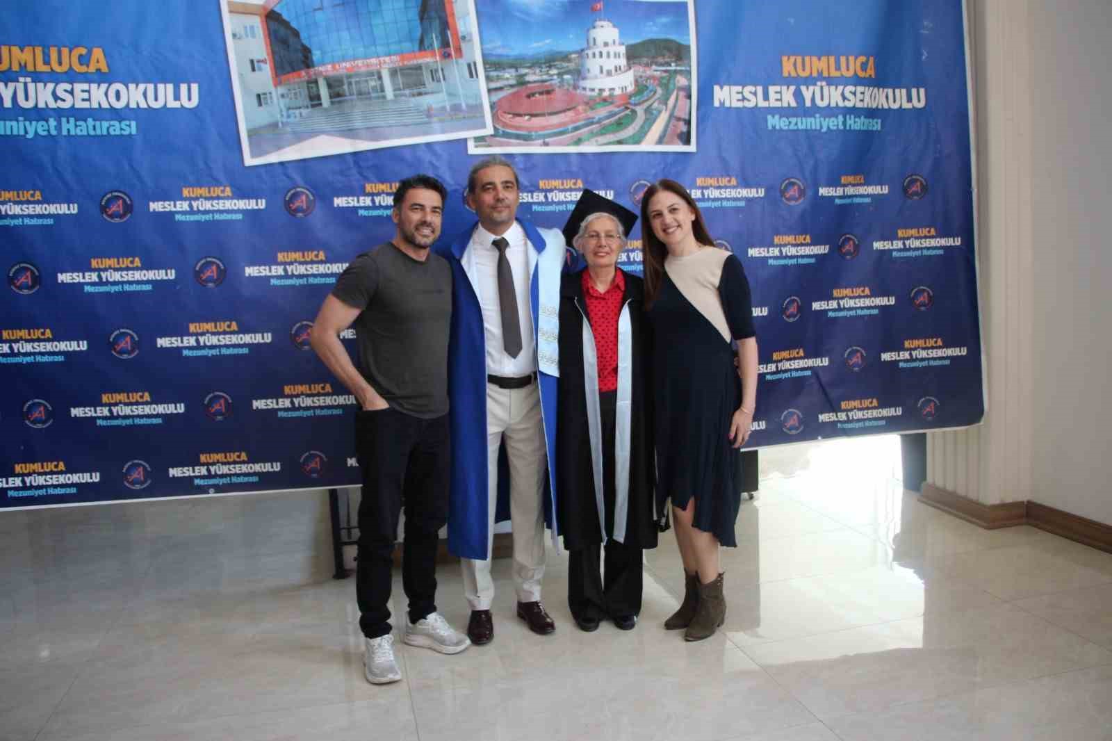 70 yasinda universite bitirdi mezuniyet belgesini profesor oglu verdi 4 zrZ6fQy9