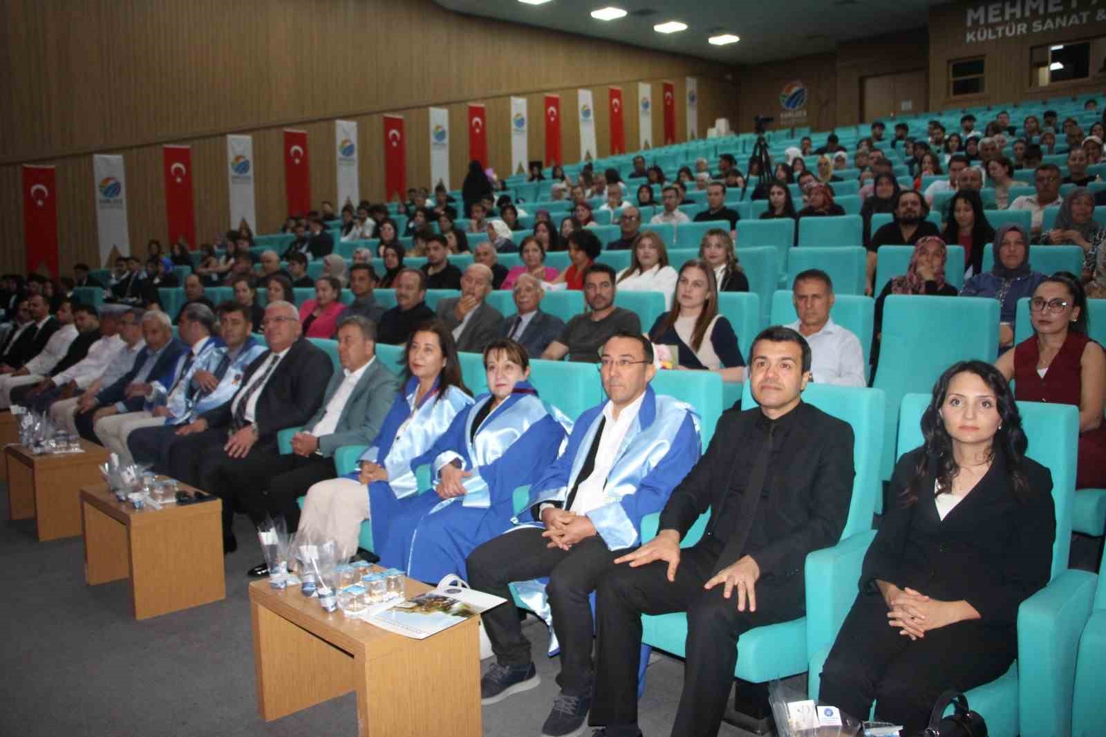 70 yasinda universite bitirdi mezuniyet belgesini profesor oglu verdi 5 Q1ze5VkS