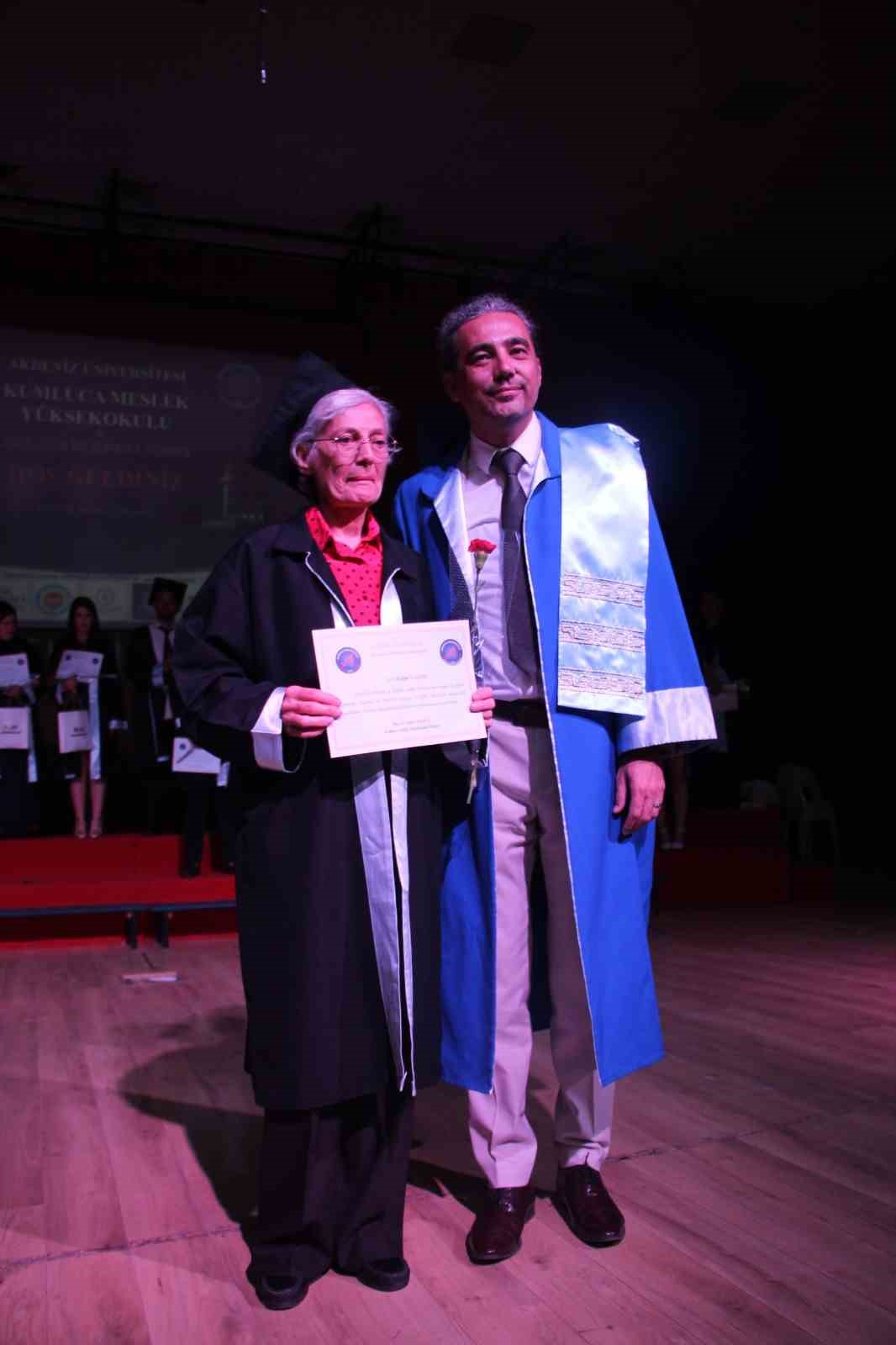 70 yasinda universite bitirdi mezuniyet belgesini profesor oglu verdi 6 RgUYCPgB