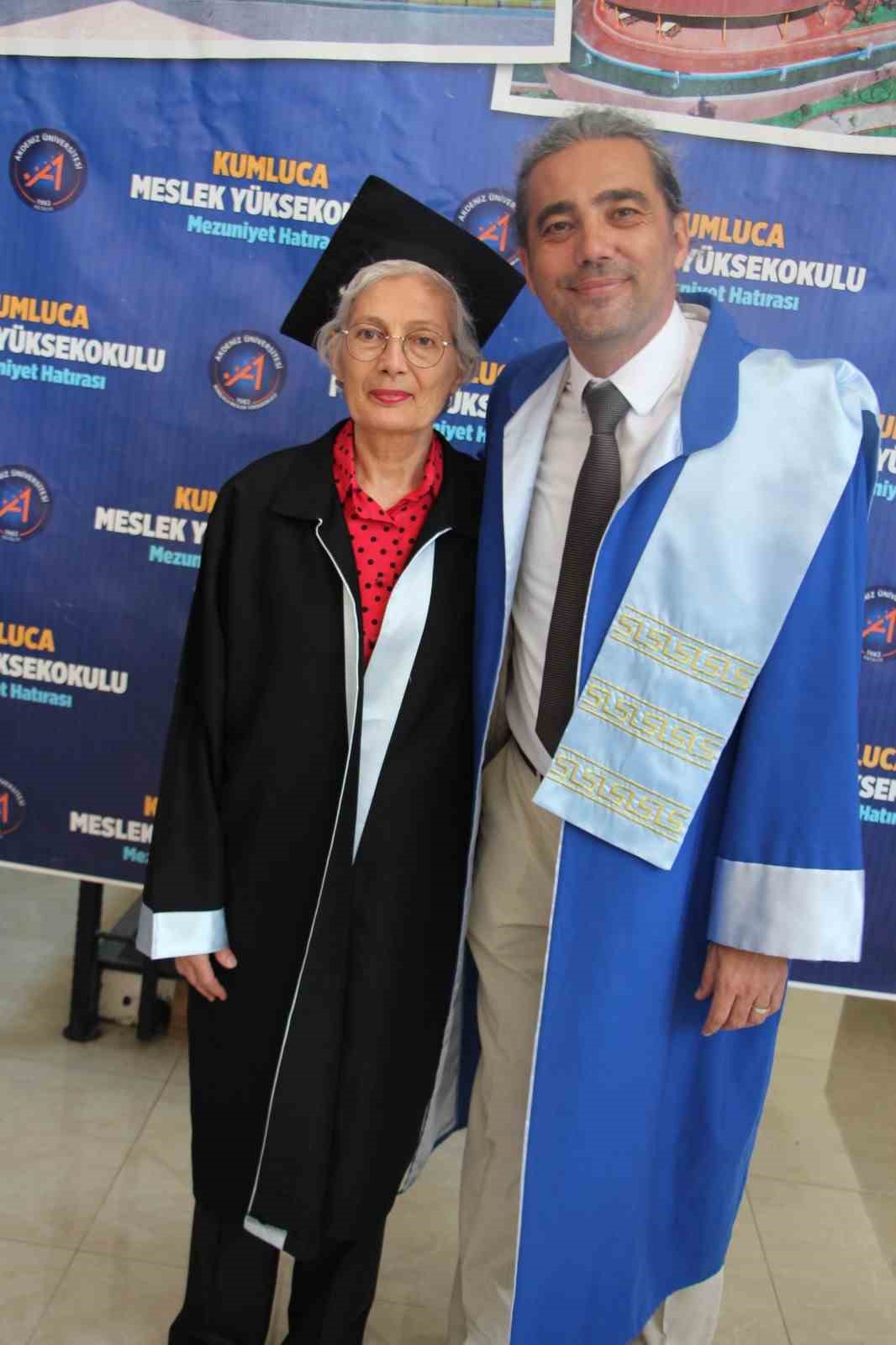 70 yasinda universite bitirdi mezuniyet belgesini profesor oglu verdi 7 yO6nywEC