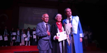 70-yasinda-universite-bitirdi-mezuniyet-belgesini-profesor-oglu-verdi-9VzKIk5E.jpg