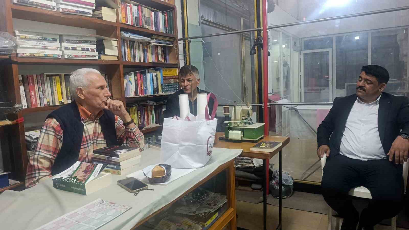 70 yillik terzi is yerini kutuphaneye cevirdi 2