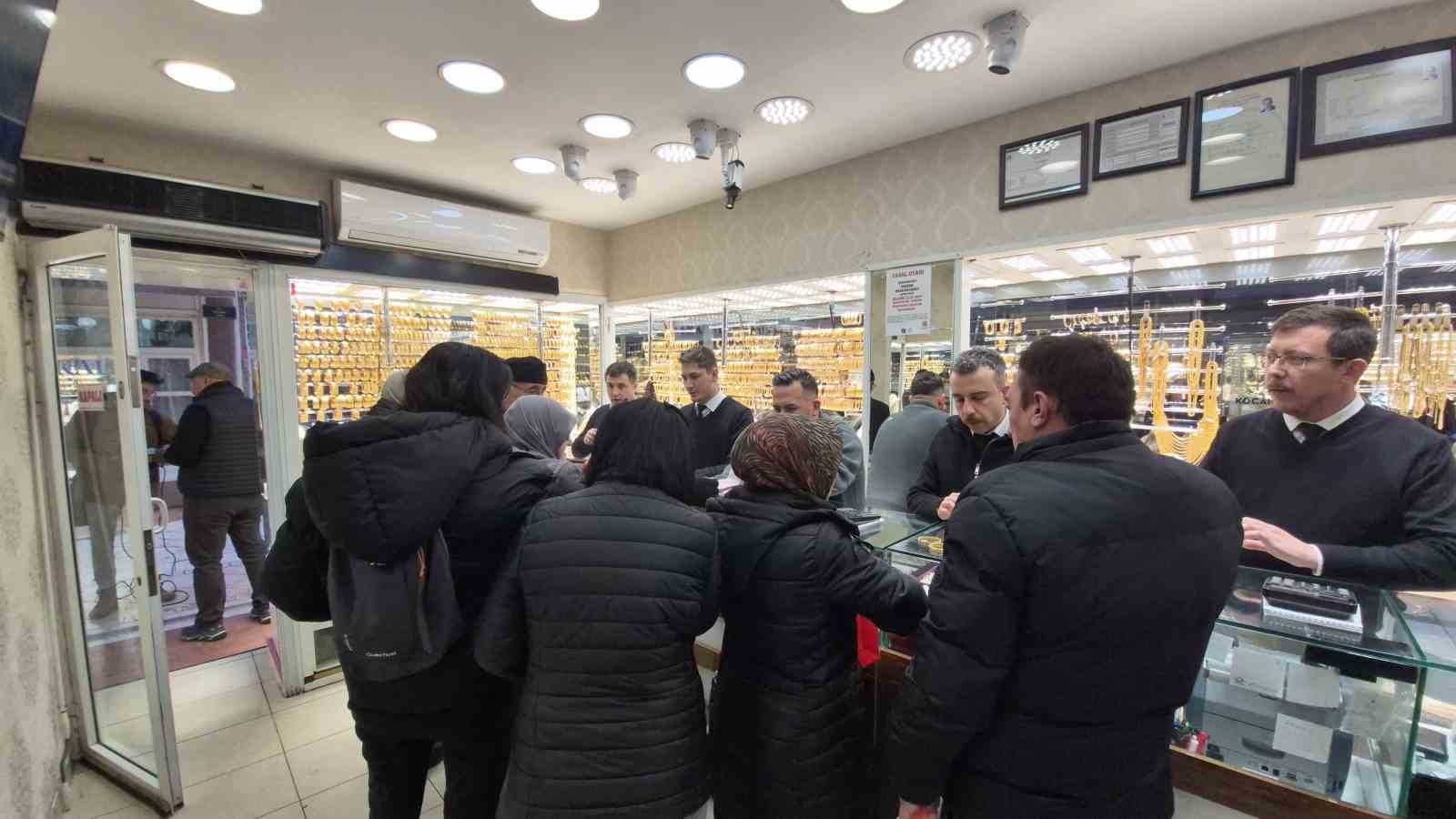 700 bin liralik vurgunu dikkatli esnaf onledi 3 zGmV1NkZ