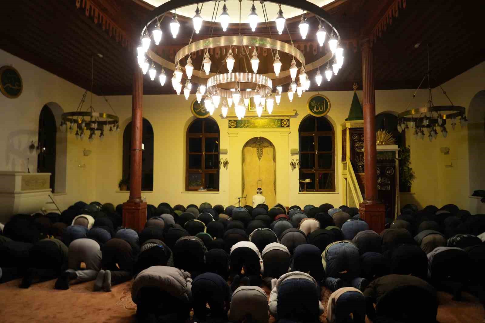 700 yillik camide ilk teravih namazi kilindi 0 iPOJCE7K