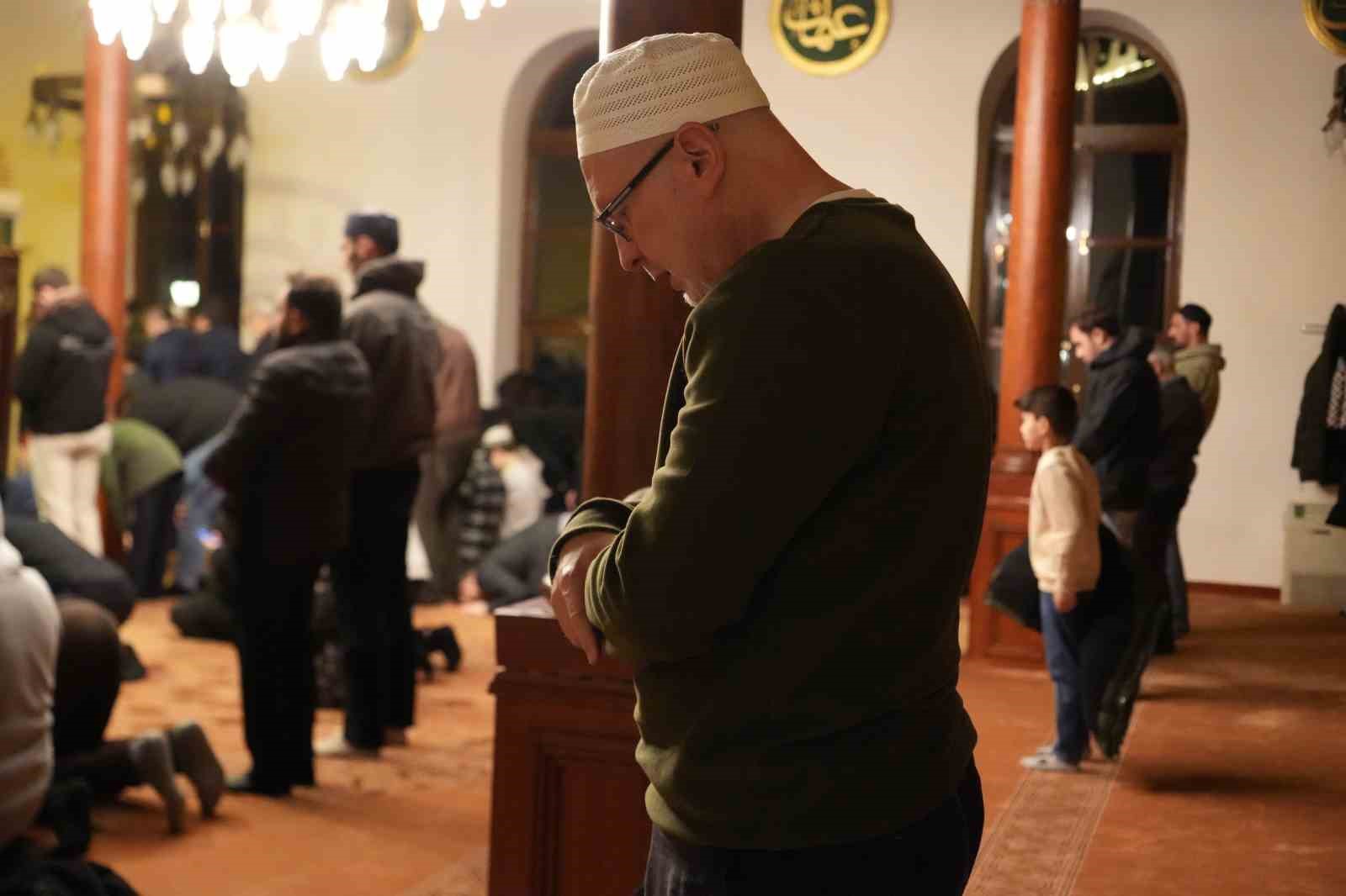 700 yillik camide ilk teravih namazi kilindi 4