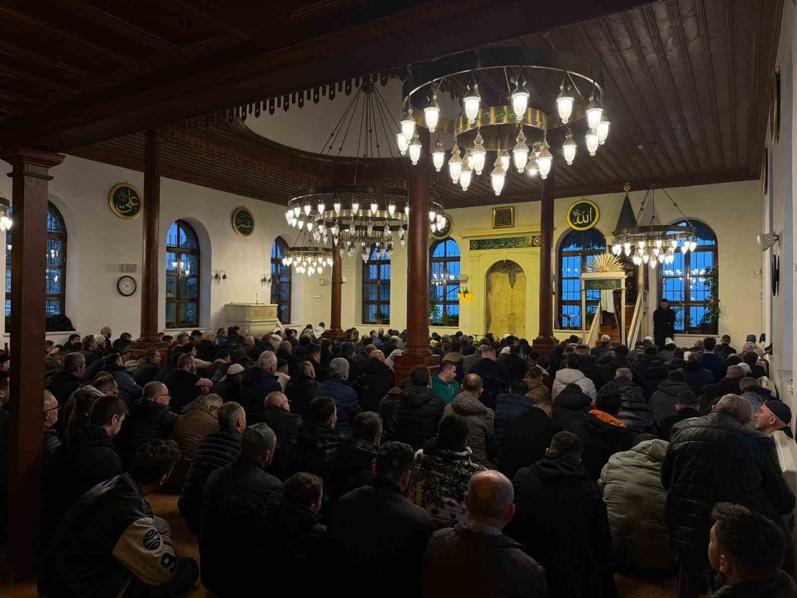 700 yillik orhan camiinde bayram coskusu 1 kJO1ZgsX