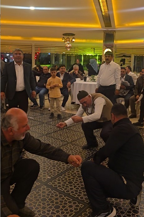 70lik delikanli girtlak kanserini doktorun tavsiyesiyle yendi yoresel oyunu ile dugun pistine damga vurdu VVNGiWdr