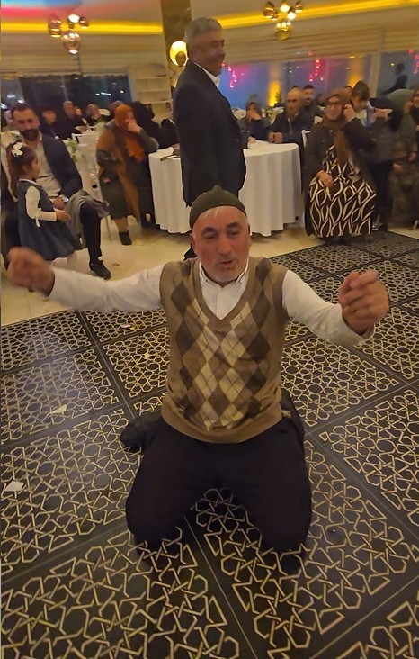 70lik delikanli girtlak kanserini doktorun tavsiyesiyle yendi yoresel oyunu ile dugun pistine damga vurdu