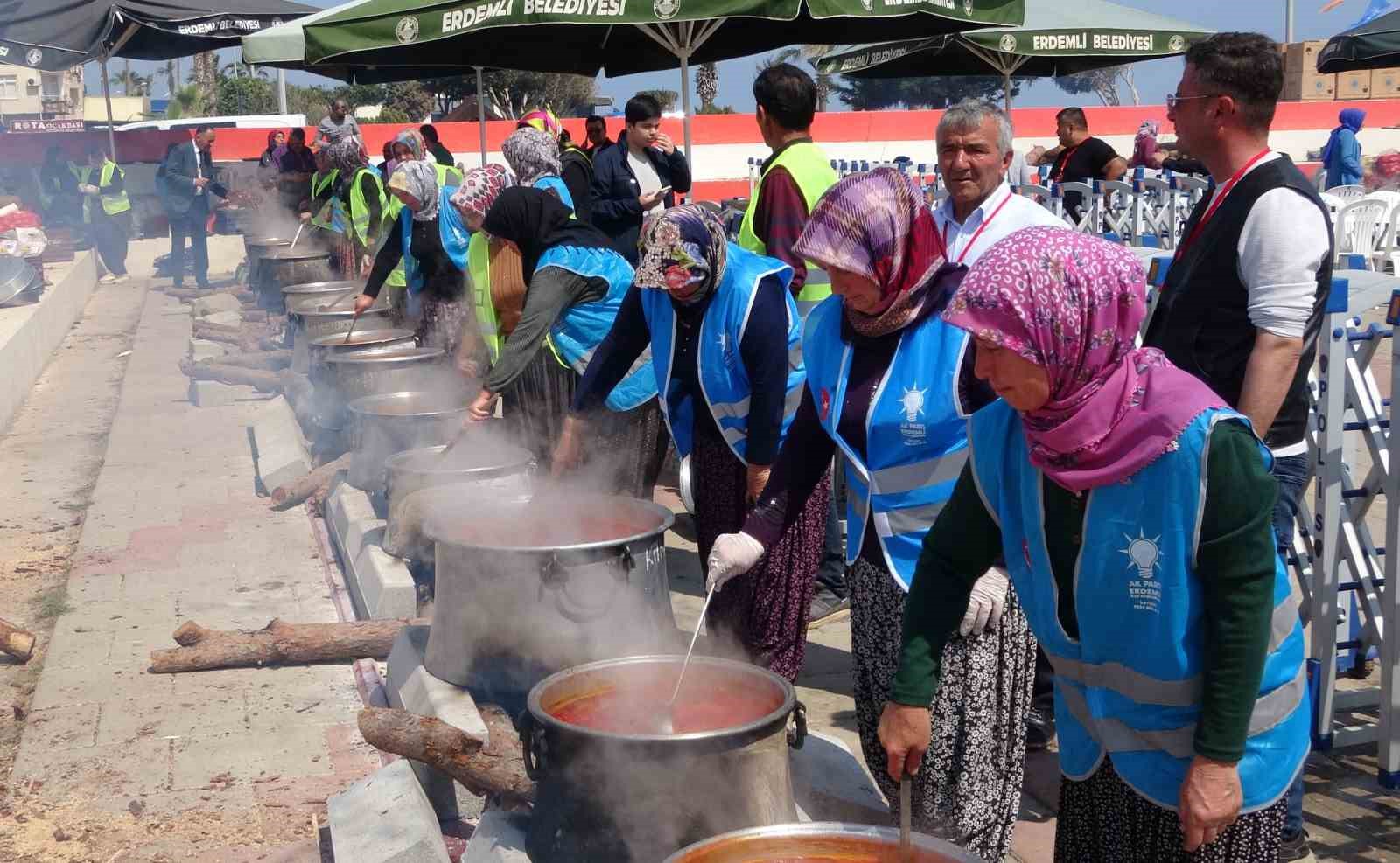 71 mahalleden kadinlar 71 kazanda yemek yapti binlerce kisiye ikram etti 1 NbHmVIUn