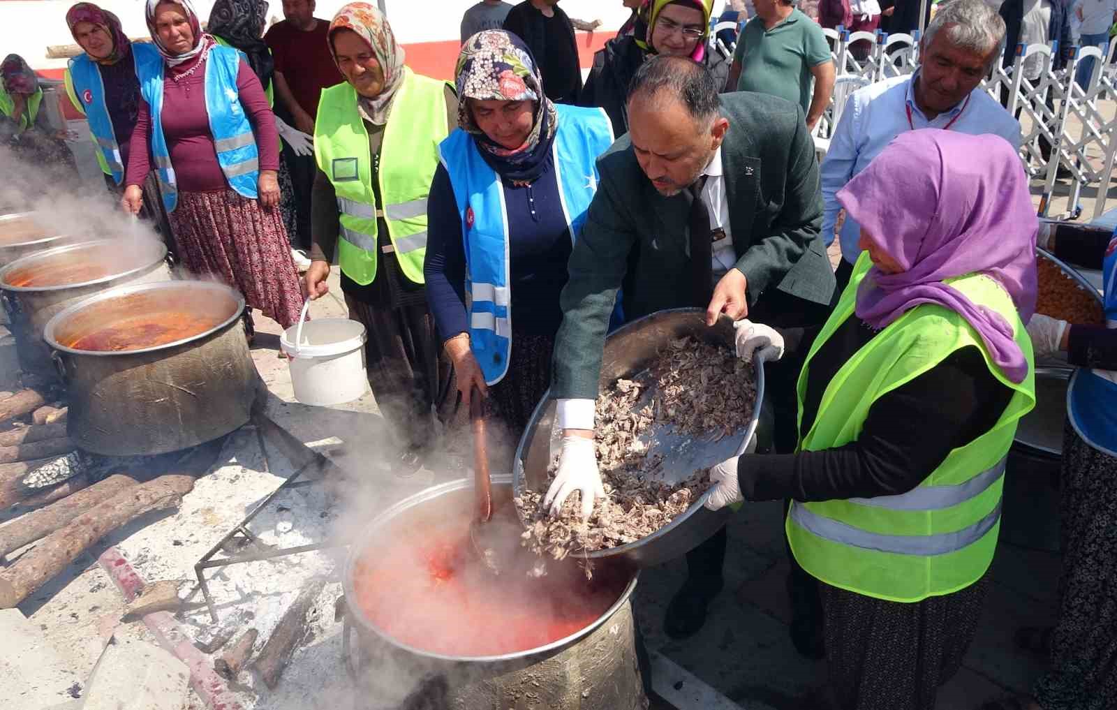 71 mahalleden kadinlar 71 kazanda yemek yapti binlerce kisiye ikram etti 2 yrlWpDcT