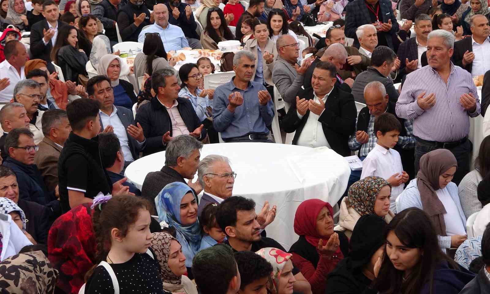 71 mahalleden kadinlar 71 kazanda yemek yapti binlerce kisiye ikram etti 4