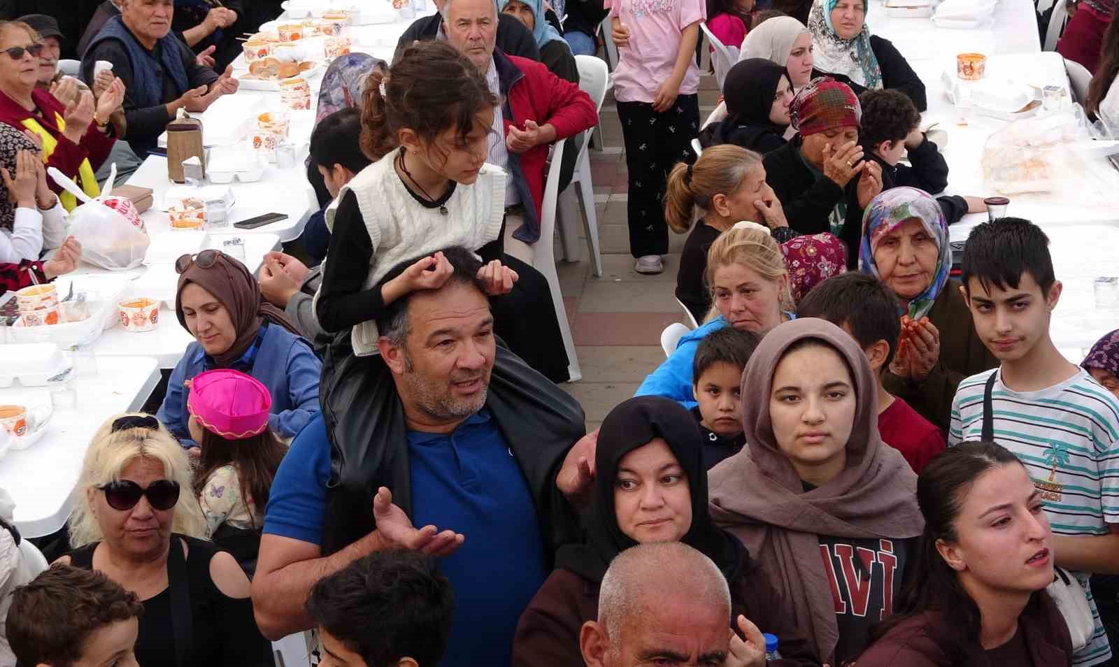 71 mahalleden kadinlar 71 kazanda yemek yapti binlerce kisiye ikram etti 6 fn3ryAsM