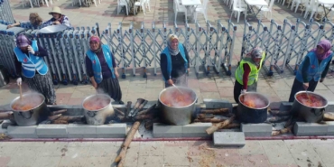 71-mahalleden-kadinlar-71-kazanda-yemek-yapti-binlerce-kisiye-ikram-etti-HtxSjXSf.jpg