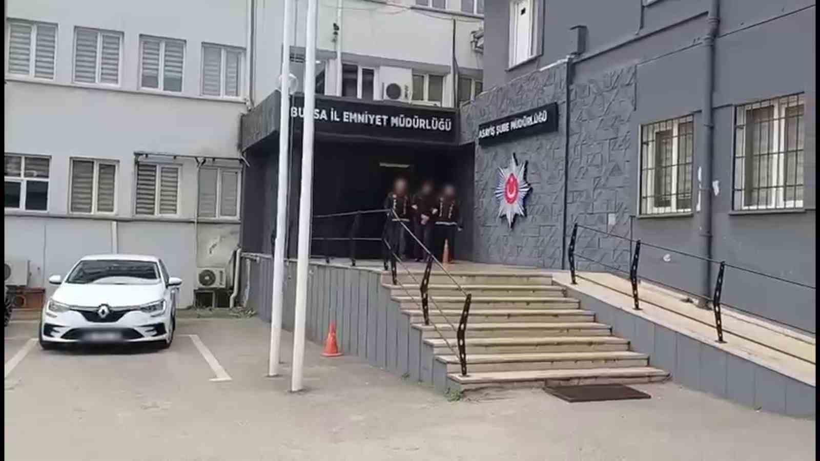 72 saatlik kamera incelendi, aranan şahıslara baskın yapıldı : 3 kişi yakalandı 4 72 saatlik kamera incelendi aranan sahislara baskin yapildi 3 kisi yakalandi 0 rl61iWpf