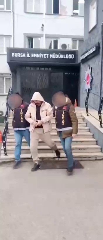 72 saatlik kamera incelendi, aranan şahıslara baskın yapıldı : 3 kişi yakalandı 5 72 saatlik kamera incelendi aranan sahislara baskin yapildi 3 kisi yakalandi 1 Iv6bDmVc