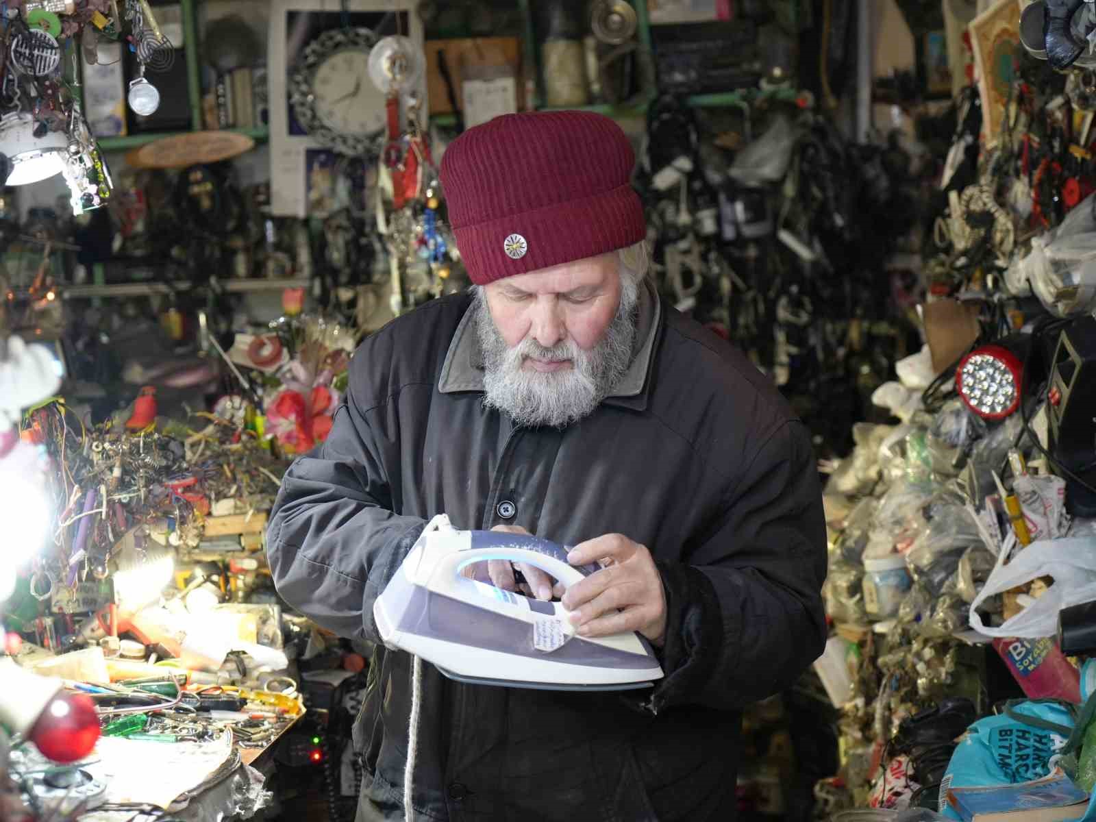 72 yasindaki elektrik ustasi 25 yildir biriktirdigi malzemelerle dukkanini adeta muzeye cevirdi 2 yvejHOut