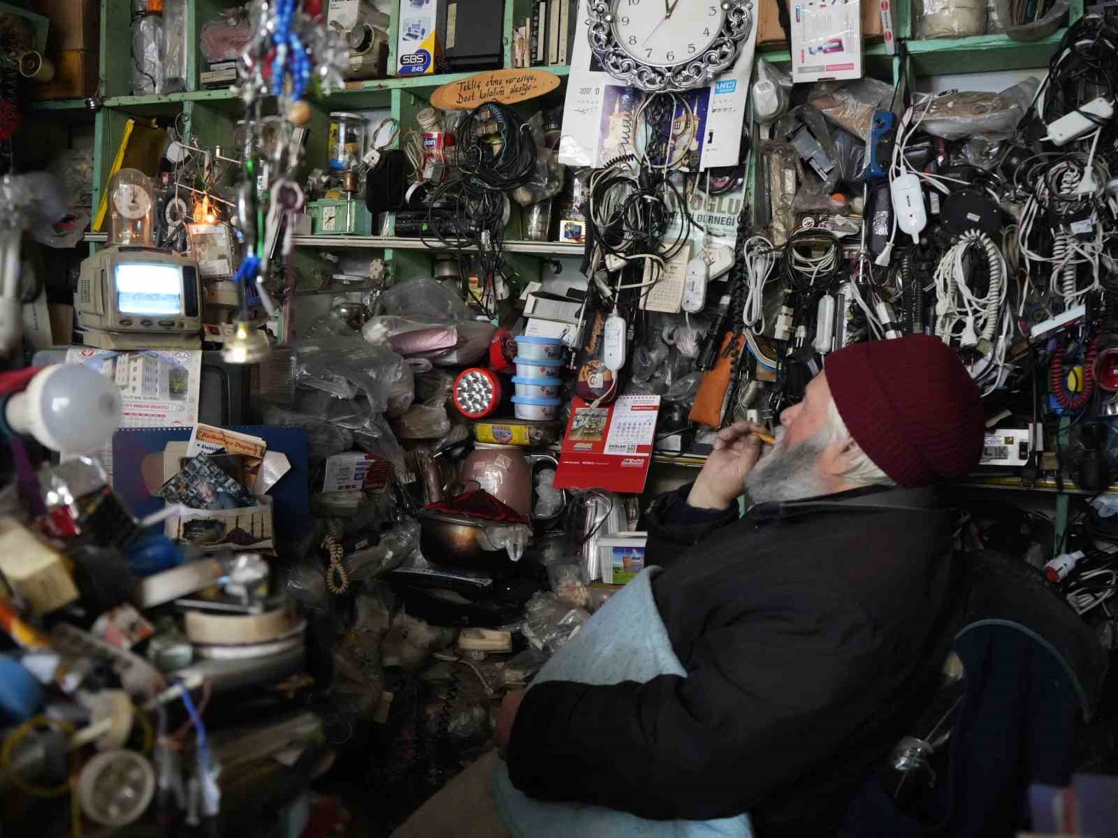 72 yasindaki elektrik ustasi 25 yildir biriktirdigi malzemelerle dukkanini adeta muzeye cevirdi 3 Z4d8Sl5l