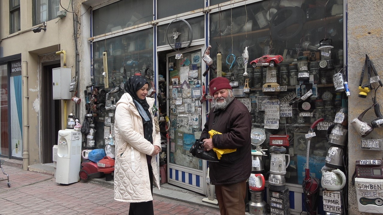 72 yasindaki elektrik ustasi 25 yildir biriktirdigi malzemelerle dukkanini adeta muzeye cevirdi 4 Bl9uawFc