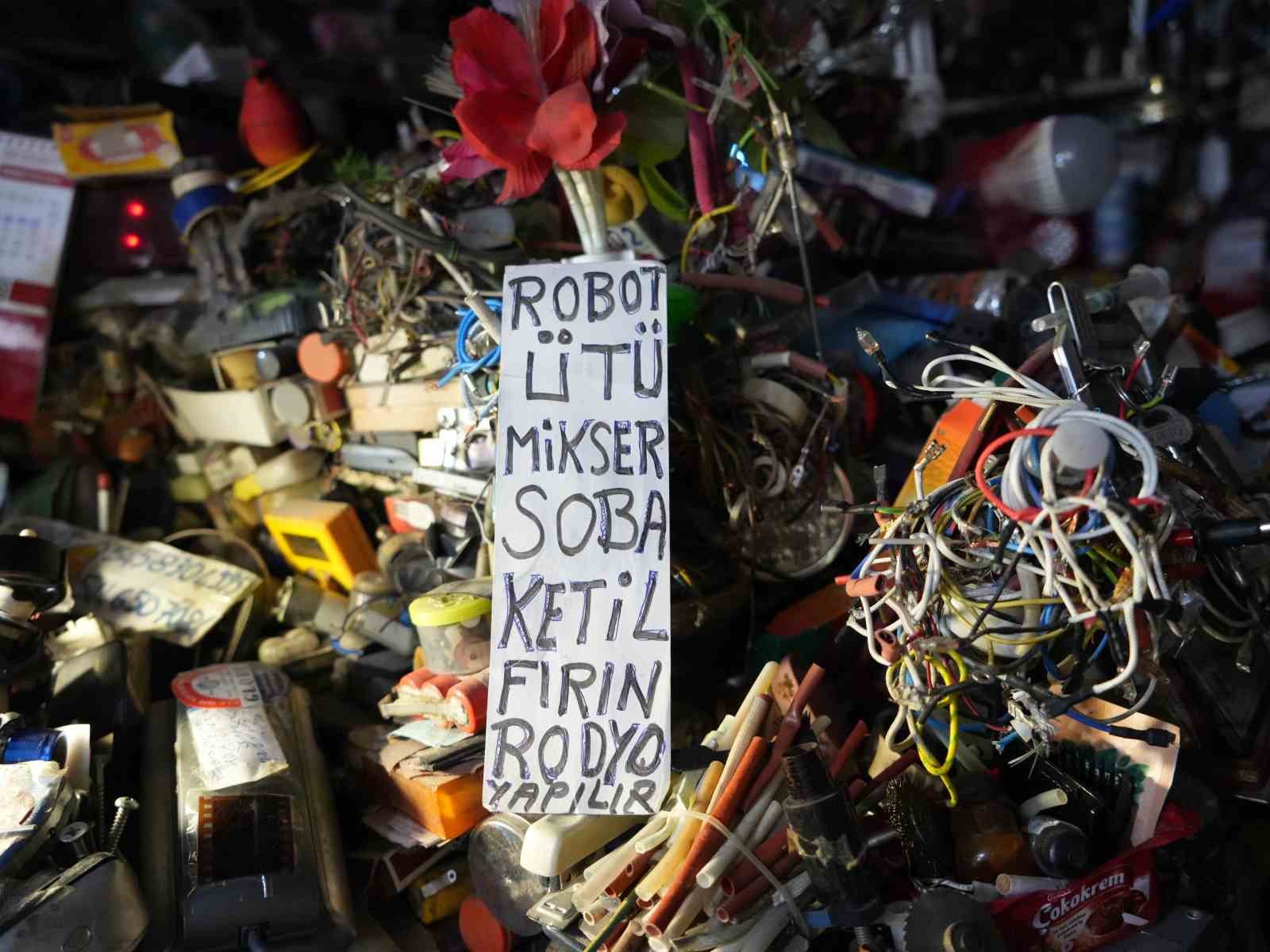72 yasindaki elektrik ustasi 25 yildir biriktirdigi malzemelerle dukkanini adeta muzeye cevirdi 6 vnO4uLLL