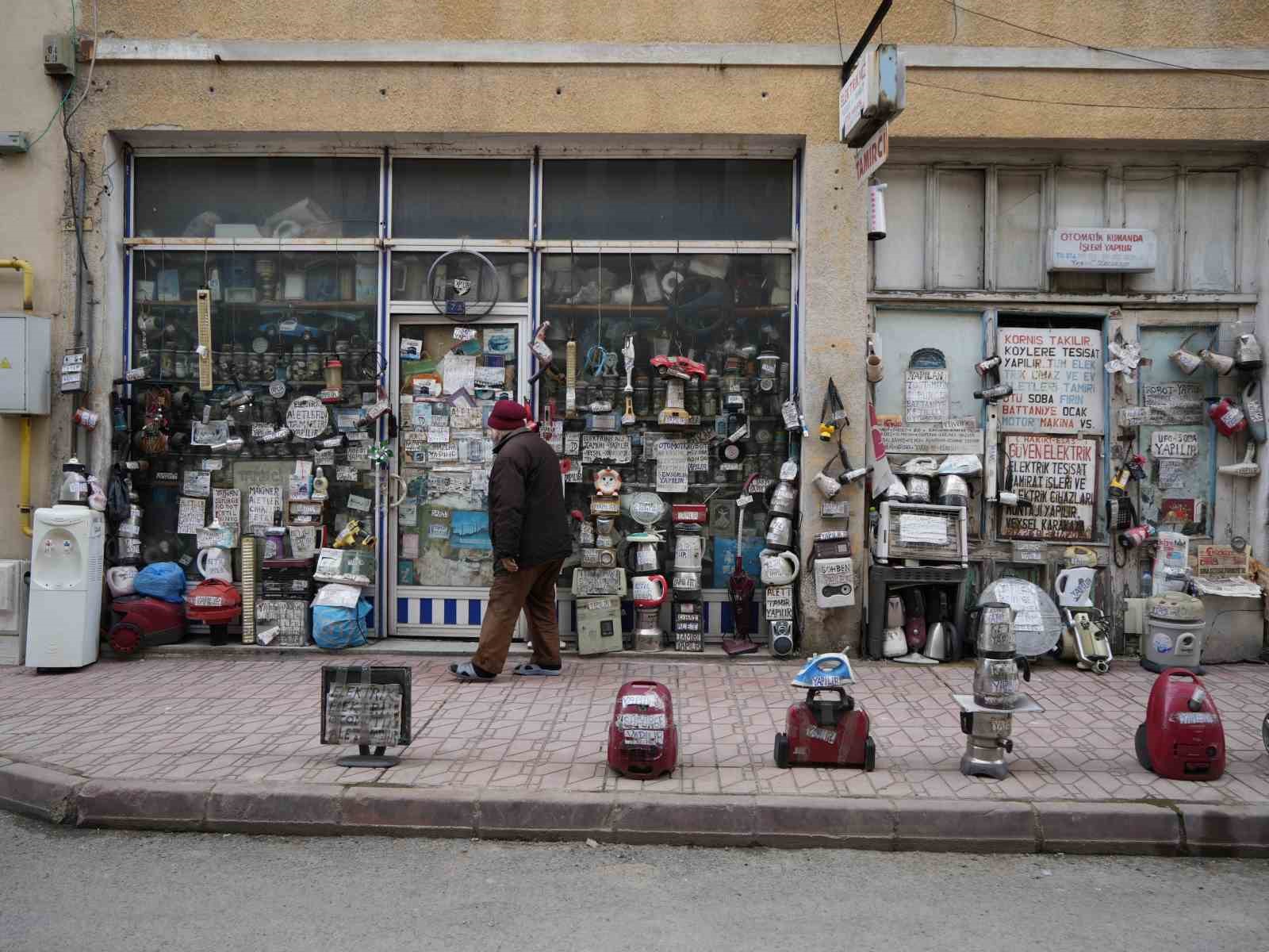 72 yasindaki elektrik ustasi 25 yildir biriktirdigi malzemelerle dukkanini adeta muzeye cevirdi 8 gEXYWYfi