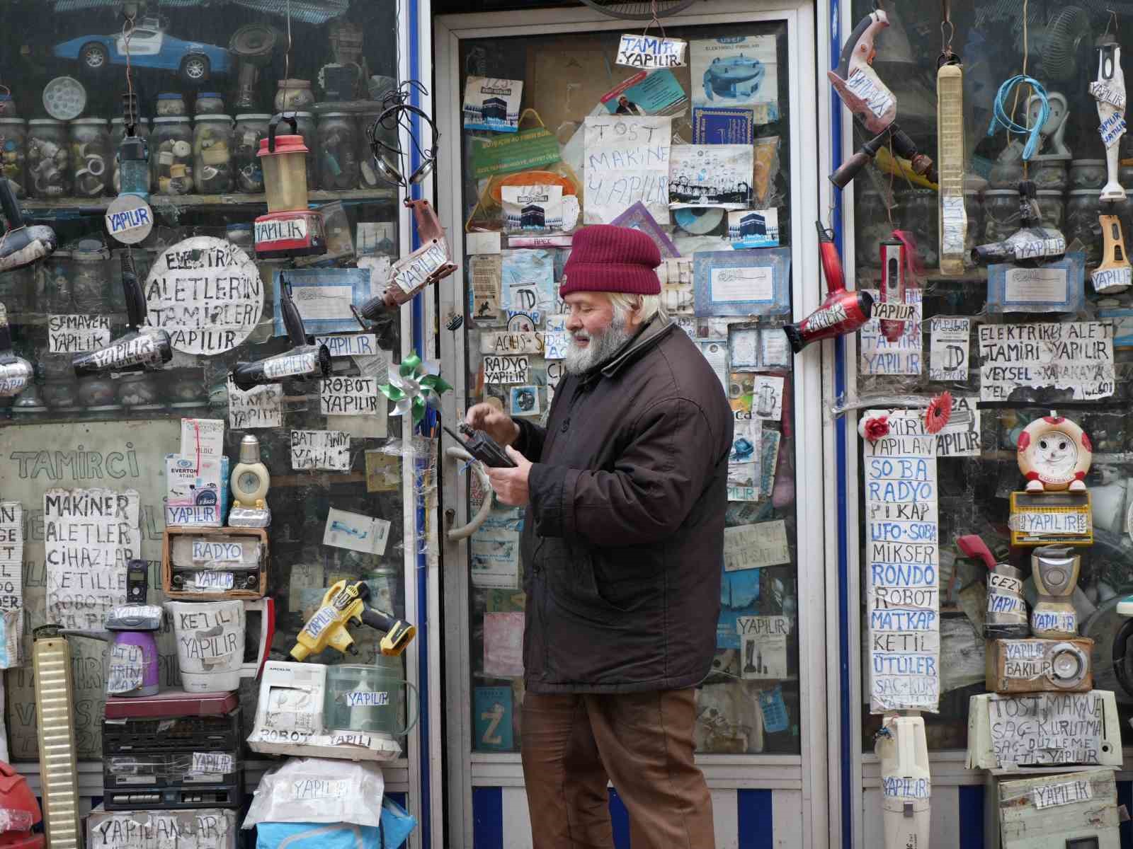 72 yasindaki elektrik ustasi 25 yildir biriktirdigi malzemelerle dukkanini adeta muzeye cevirdi 9 VSTS5IZE