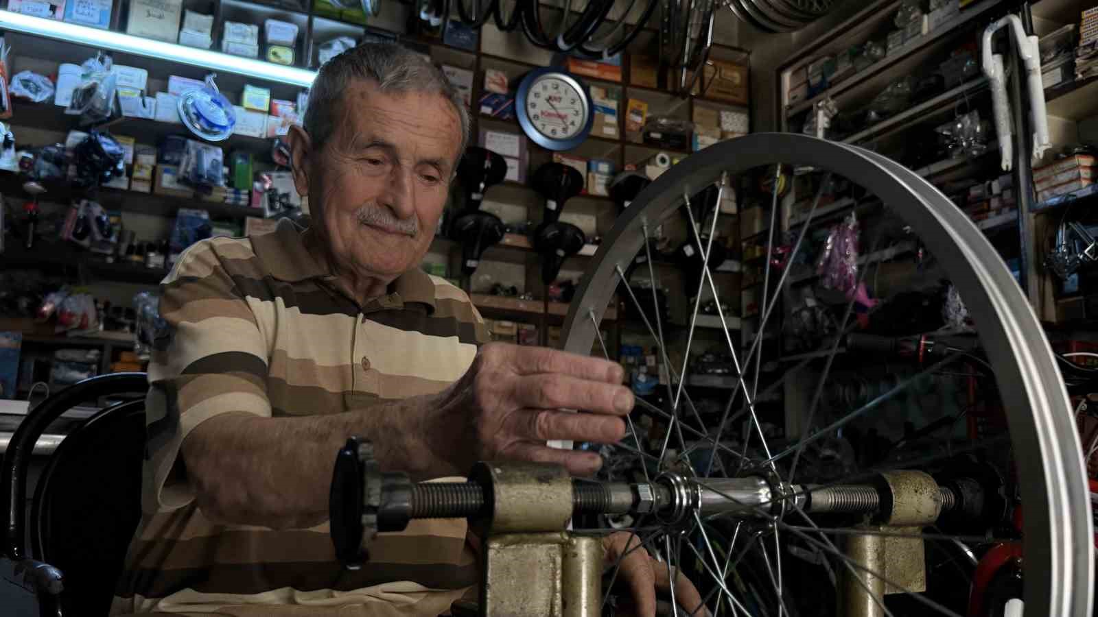 72 yillik meslegini 85 yasinda ilk gunku heyecanla surduruyor 0 ThQevGij