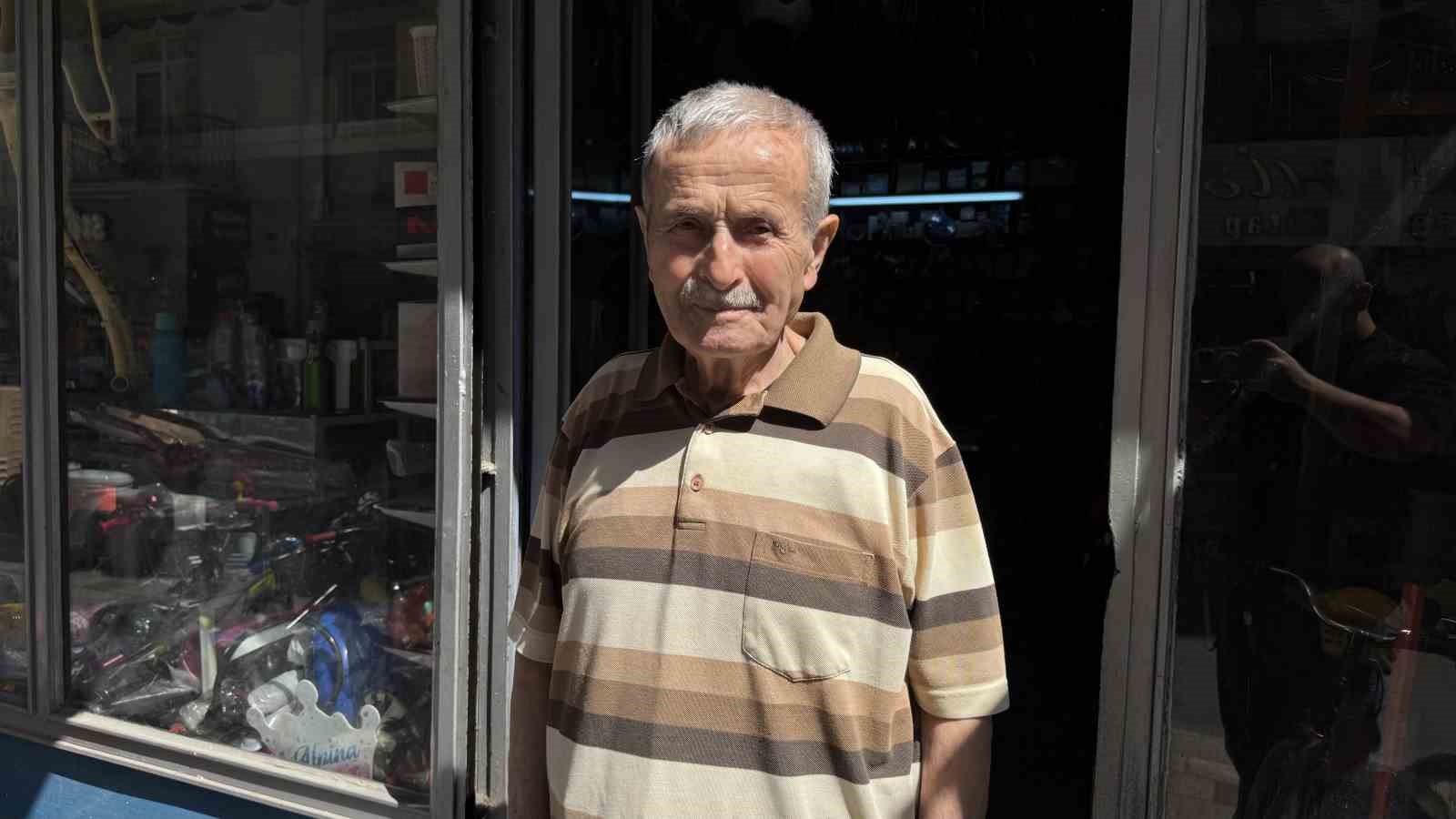 72 yillik meslegini 85 yasinda ilk gunku heyecanla surduruyor 4 OQAURhNV