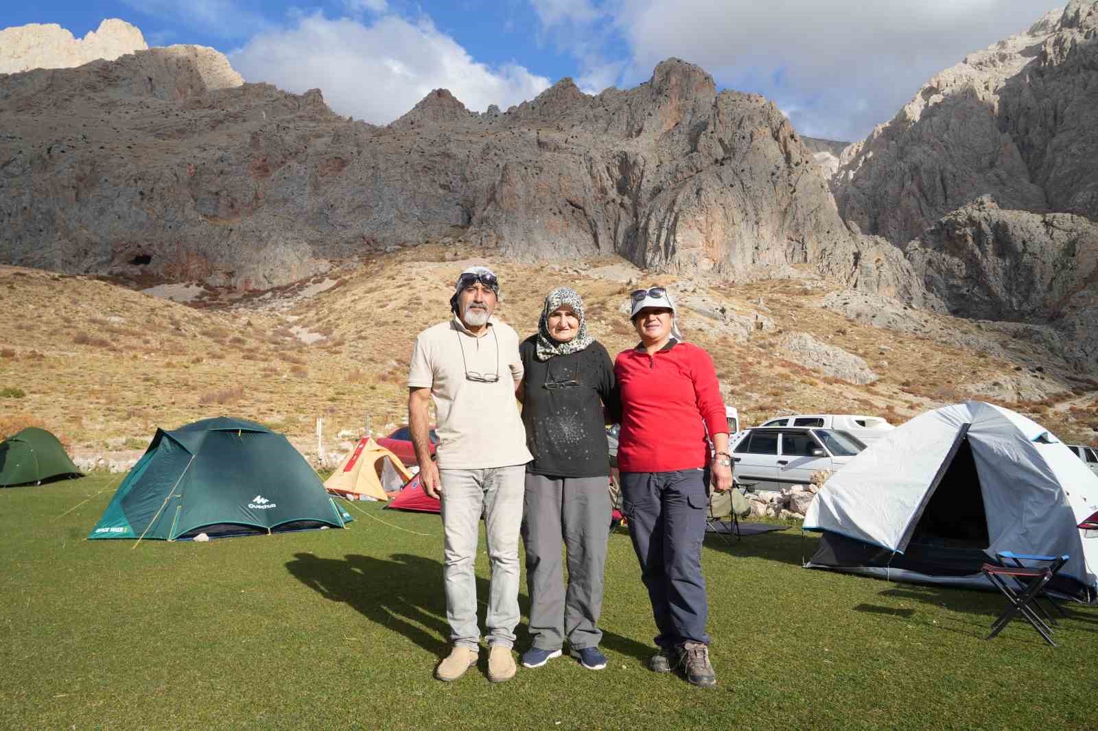 73 yasindaki dagci hatun okurkan genclere tas cikartiyor 1 cYAJwDXV