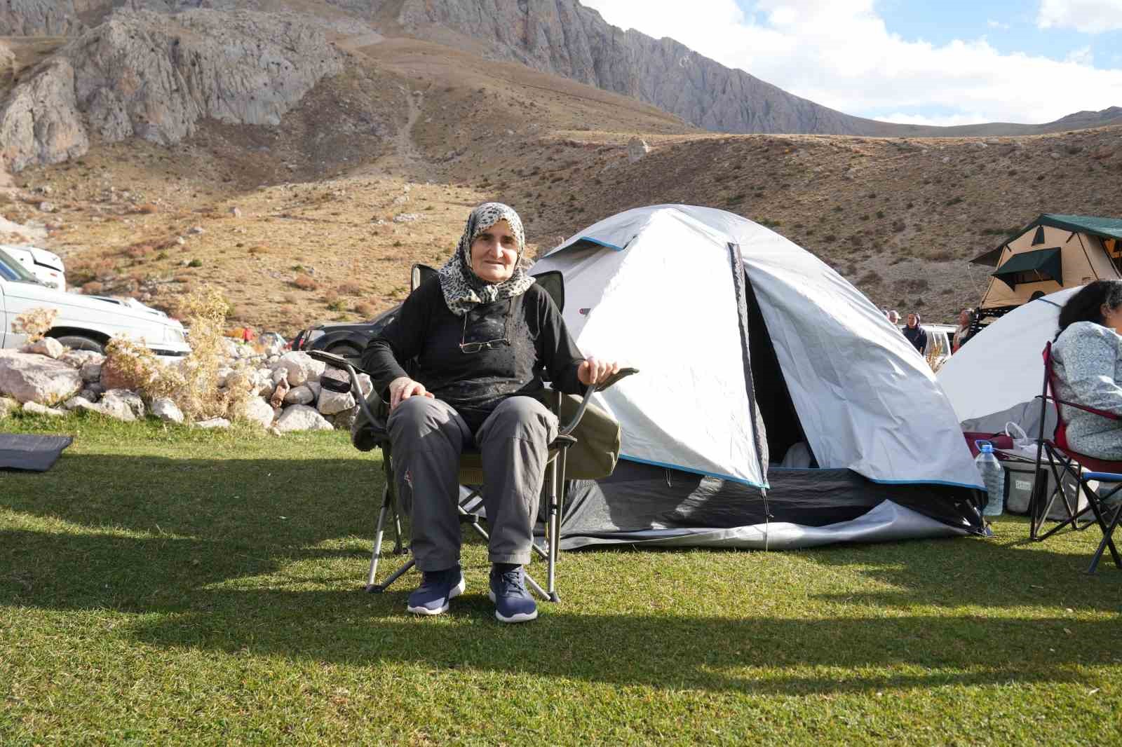 73 yasindaki dagci hatun okurkan genclere tas cikartiyor 2 2CPYVO1B