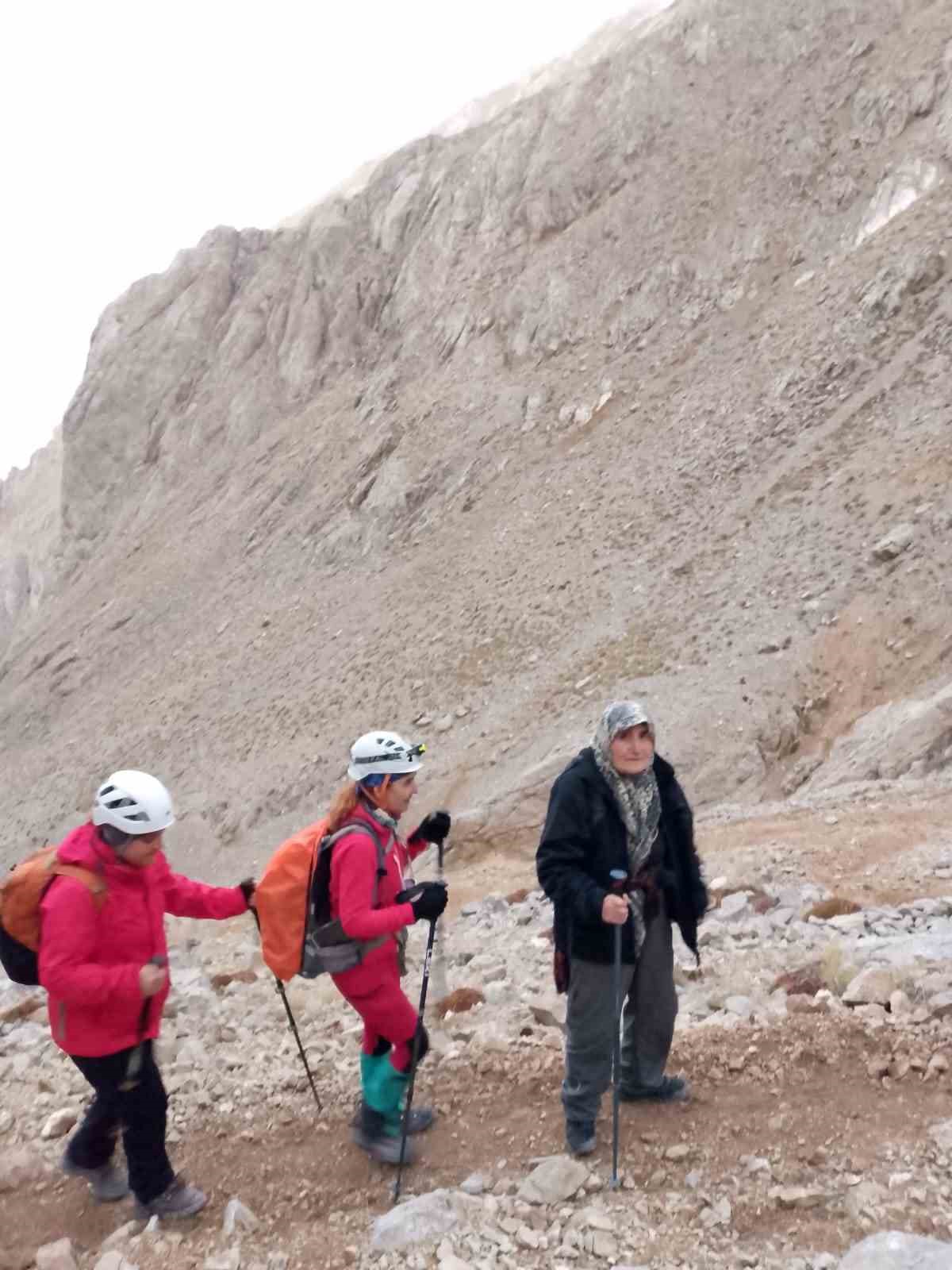 73 yasindaki dagci hatun okurkan genclere tas cikartiyor 3 47DRAyUd