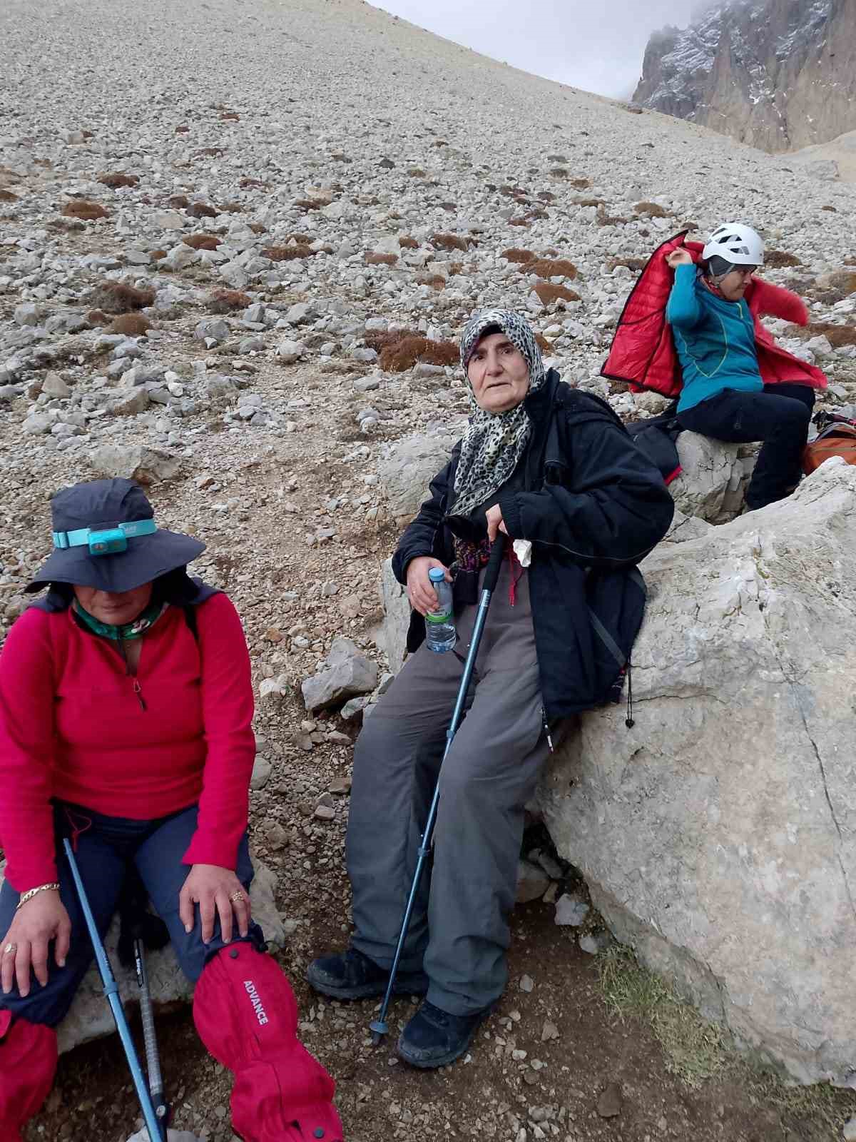 73 yasindaki dagci hatun okurkan genclere tas cikartiyor 4 zSUNySFm
