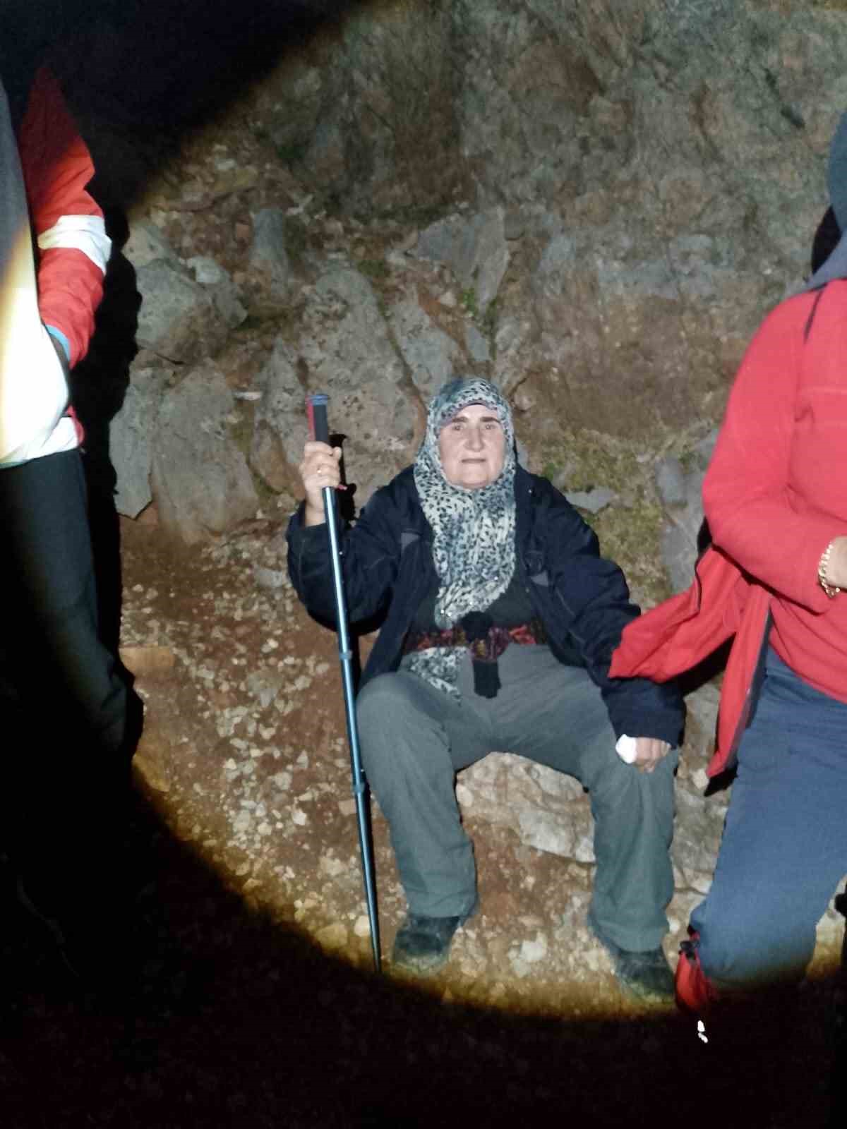 73 yasindaki dagci hatun okurkan genclere tas cikartiyor 6 76dDT1aR