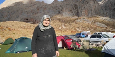 73-yasindaki-dagci-hatun-okurkan-genclere-tas-cikartiyor-gTPen6f7.jpg
