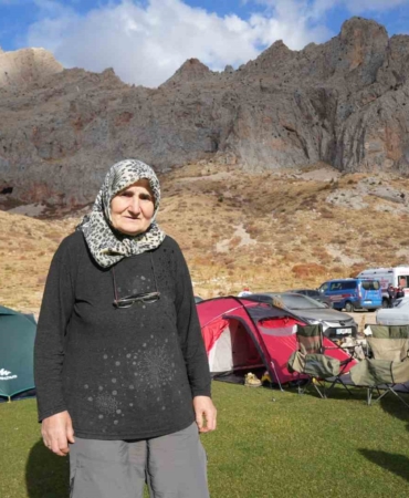 73-yasindaki-dagci-hatun-okurkan-genclere-tas-cikartiyor-gTPen6f7.jpg