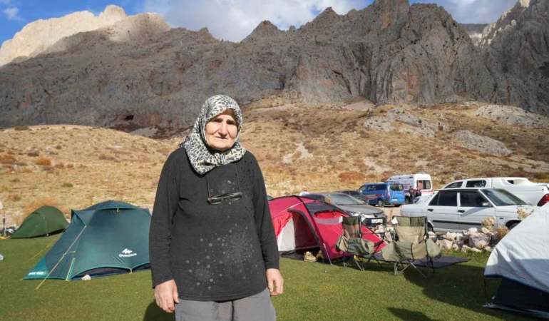 73-yasindaki-dagci-hatun-okurkan-genclere-tas-cikartiyor-gTPen6f7.jpg