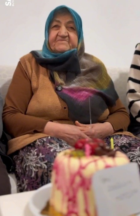 74 yasinda ilk defa dogum gunu kutladi 0