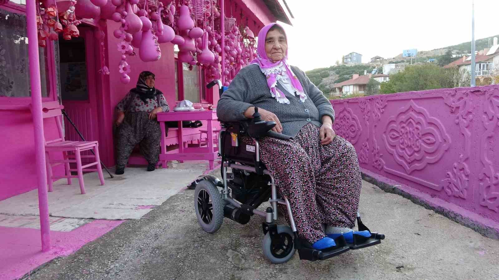 75 yasina kadar butun hayatini pembeye boyadi akulu arabasina gucu yetmedi 0 njCO5vMF