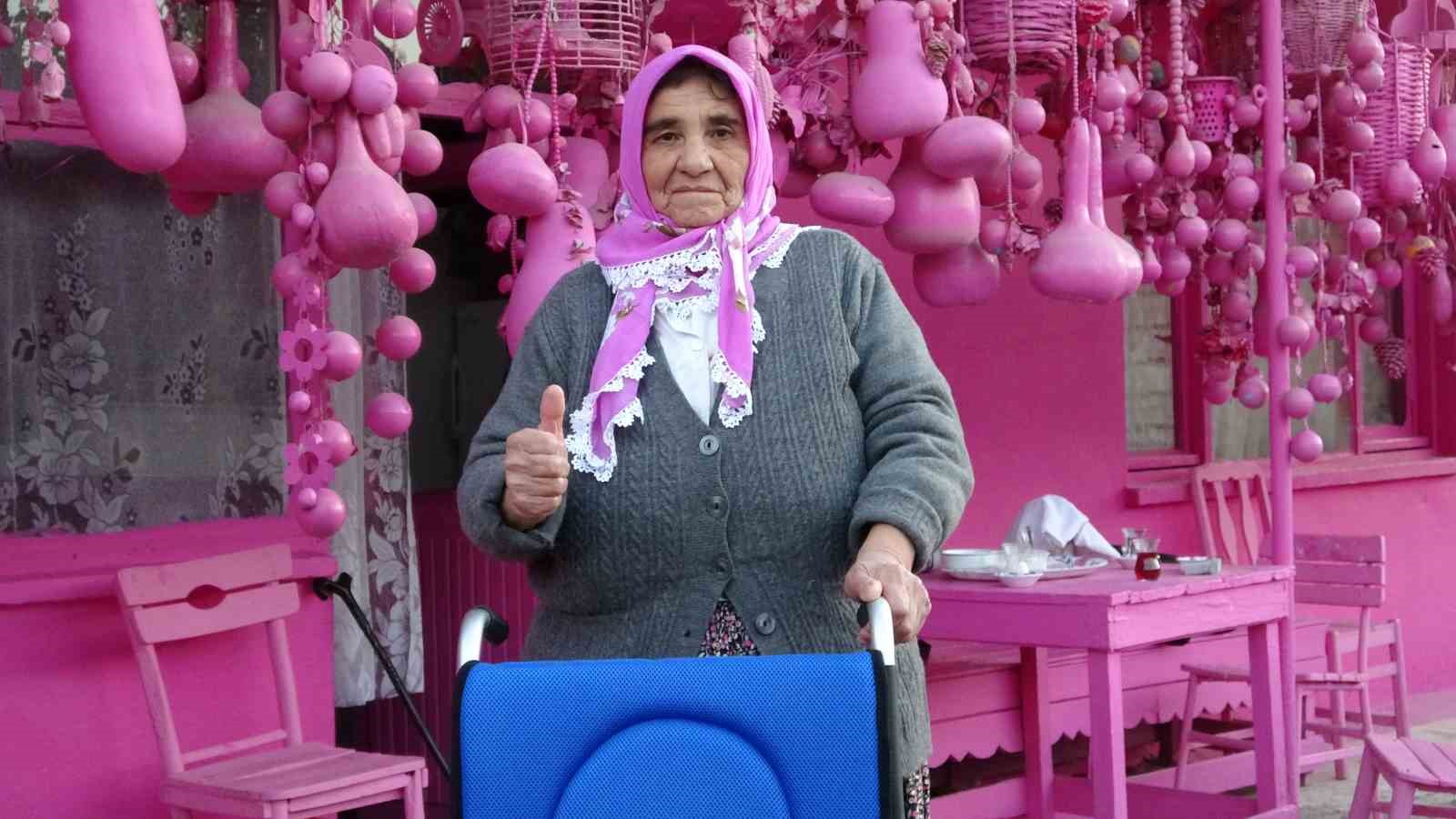 75 yasina kadar butun hayatini pembeye boyadi akulu arabasina gucu yetmedi 1 Frb4ewQR