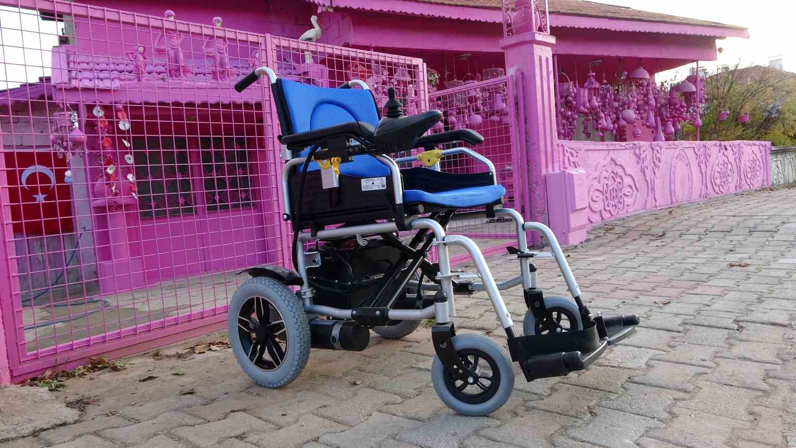 75 yasina kadar butun hayatini pembeye boyadi akulu arabasina gucu yetmedi 4 7XuJseDs