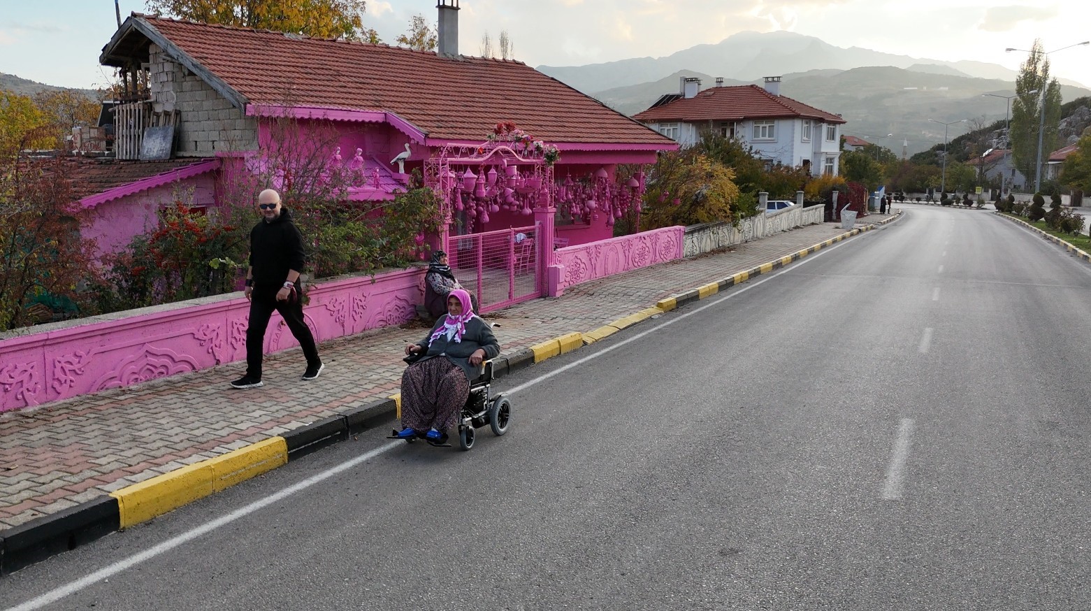 75 yasina kadar butun hayatini pembeye boyadi akulu arabasina gucu yetmedi 5 bYYbEIAk