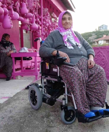 75-yasina-kadar-butun-hayatini-pembeye-boyadi-akulu-arabasina-gucu-yetmedi-HOEm7cVf.jpg
