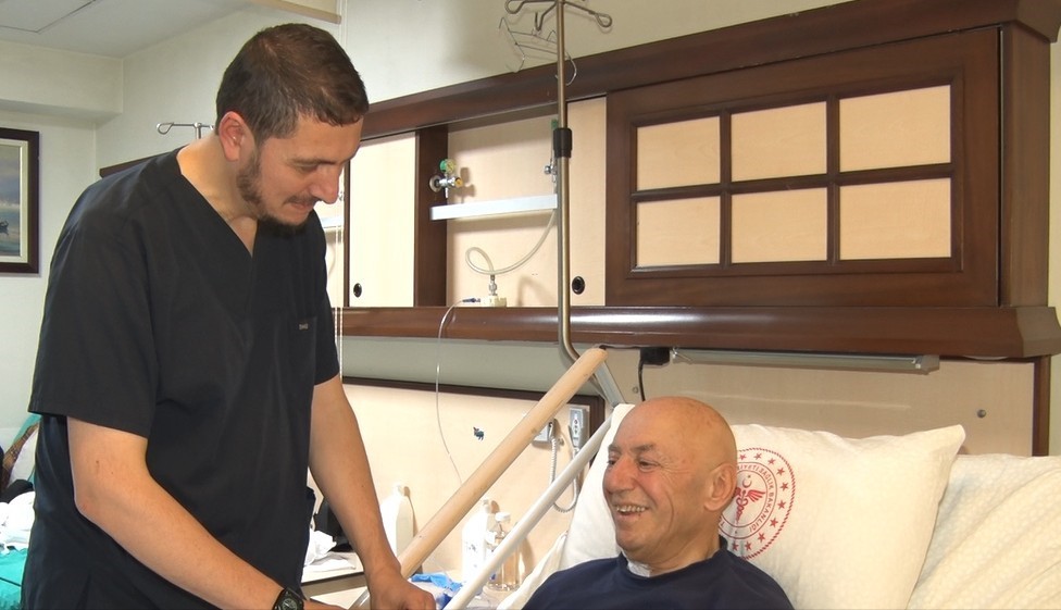 75 yaşında ‘minimal invaziv’ yöntemiyle bypass olan hastaya doktorlardan mesaj: "Bu seni 40 sene götürür" 5 75 yasinda minimal invaziv yontemiyle bypass olan hastaya doktorlardan mesaj bu seni 40 sene uVssk2WR
