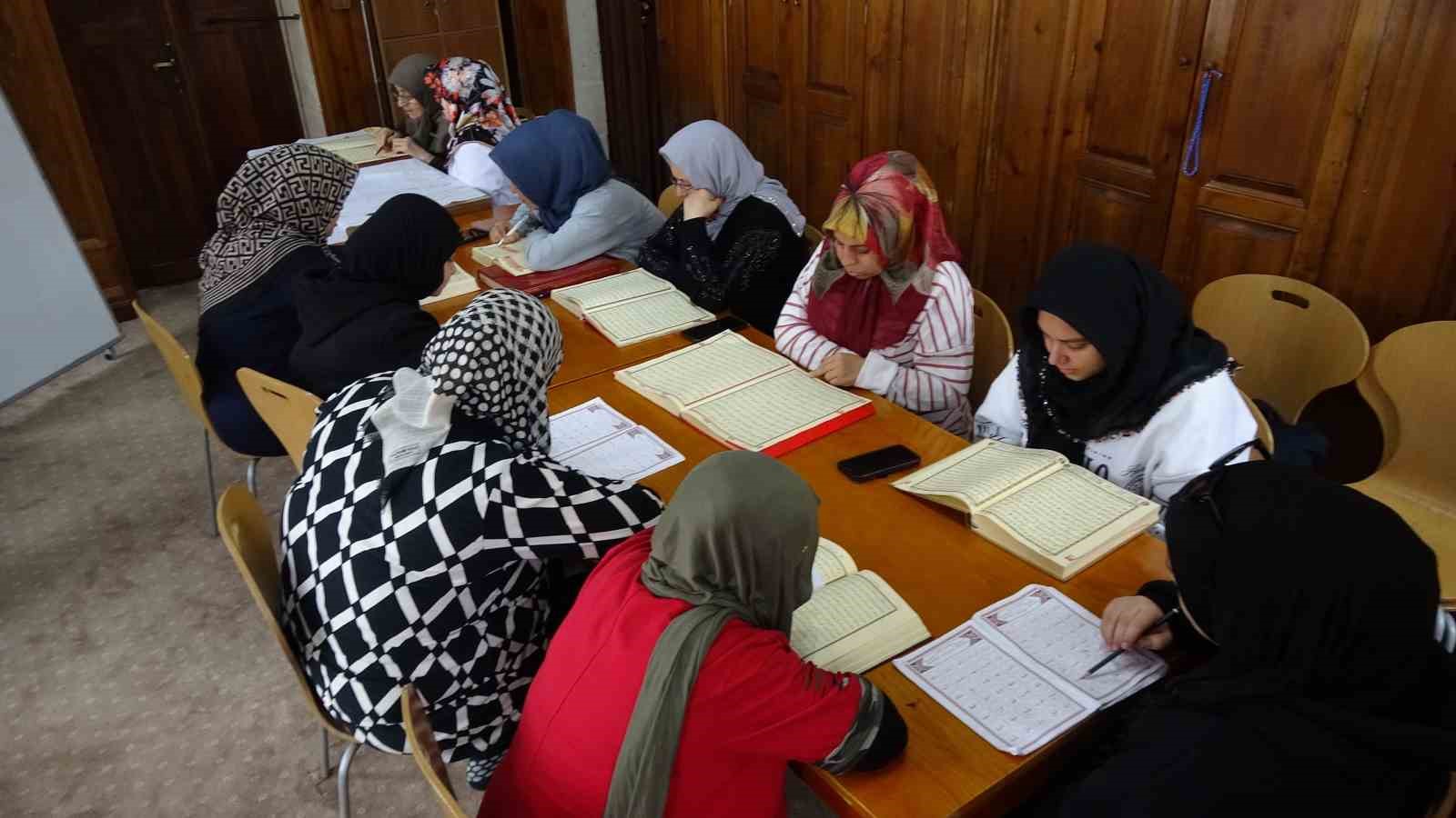 75 yasindaki fatma teyzenin kuran i kerim ogrenme azmi 3 rSCvtJzK